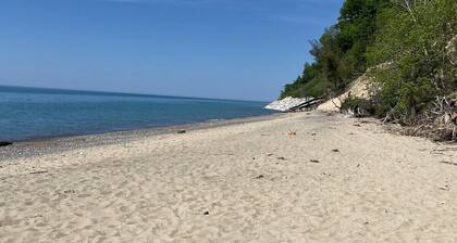 Pet Friendly! Summer home near the beaches of South Haven, and Saugatuck