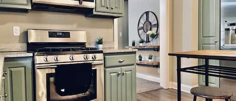 Refrigerador, microondas, horno y parrilla de estufa