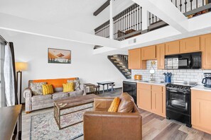 شقة - عدة أسرّة - بشرفة (Escape to the Pond View Oasis) | منطقة المعيشة | تلفزيون بشاشة مسطحة بحجم 42-بوصة يعرض قنوات تلفزيونية رقمية