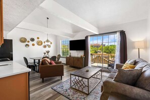 Condo, varias camas, balcón (Escape to the Pond View Oasis) | Área de sala de estar | Televisión de pantalla plana de 42 pulgadas con canales digitales 