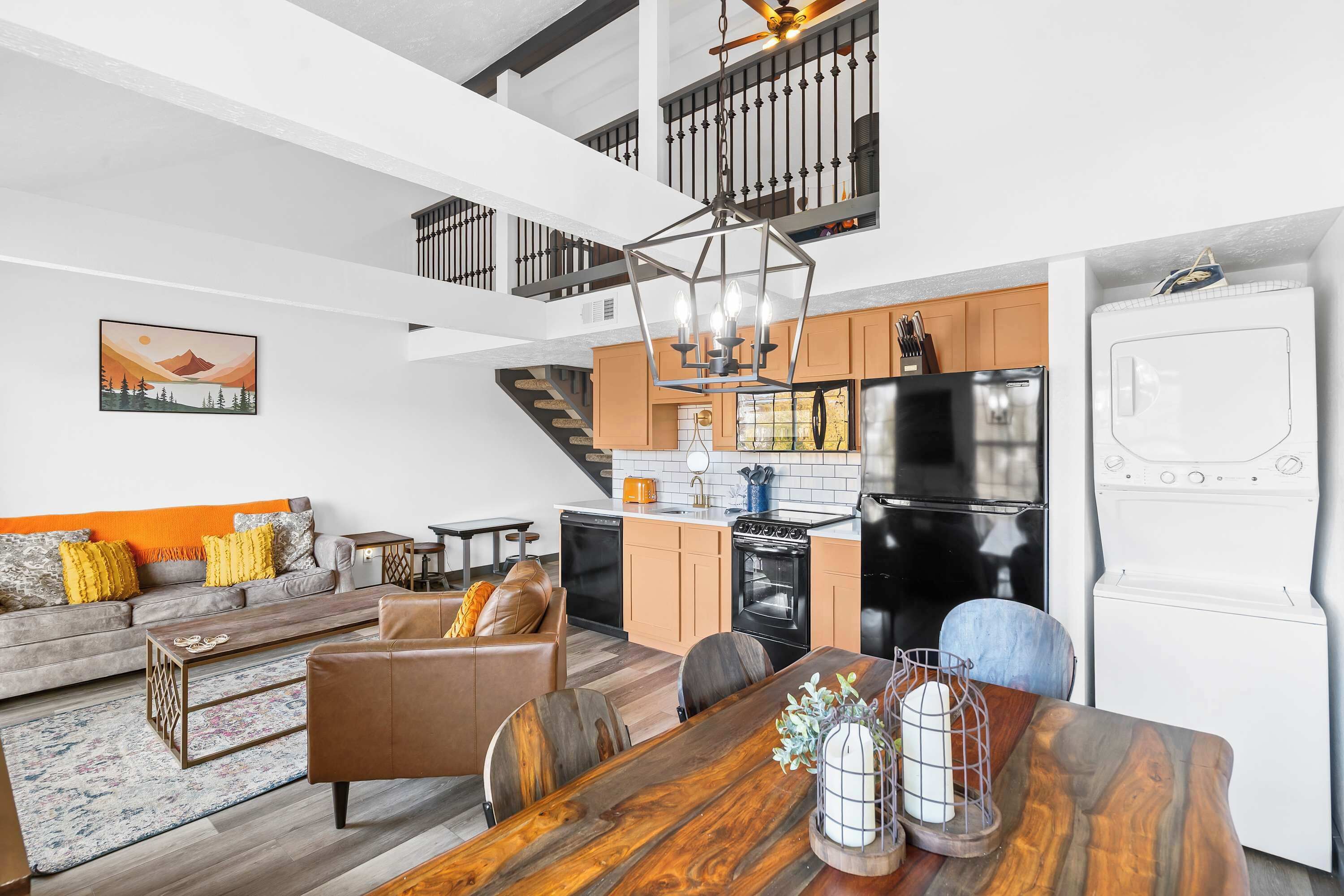 Apartamento, varias camas, balcón (Escape to the Pond View Oasis) | Zona de estar | Televisión de pantalla plana de 42 pulgadas con canales digitales