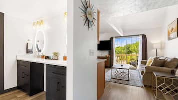 Condo, varias camas, balcón (Escape to the Pond View Oasis) | Área de sala de estar | Televisión de pantalla plana de 42 pulgadas con canales digitales