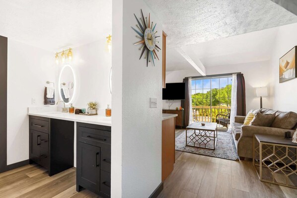 Condo, varias camas, balcón (Escape to the Pond View Oasis) | Área de sala de estar | Televisión de pantalla plana de 42 pulgadas con canales digitales 