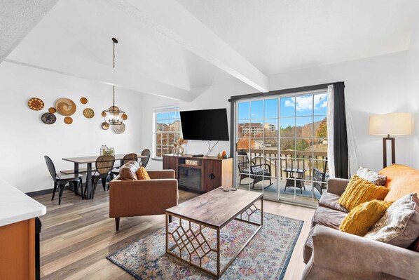 شقة - عدة أسرّة - بشرفة (Escape to the Pond View Oasis) | منطقة المعيشة | تلفزيون بشاشة مسطحة بحجم 42-بوصة يعرض قنوات تلفزيونية رقمية