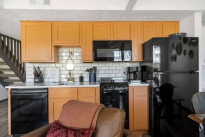 Condo, varias camas, balcón (Escape to the Pond View Oasis) | Cocina privada | Cafetera y tetera 