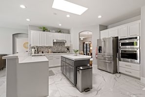 House, Multiple Beds, Pool Access, Pool View (Haleola Palm Springs) | Private kitchen | Fridge, microwave, oven, stovetop - Haleola Palm Springs - Private Pool (Palm Springs)