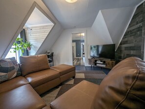 Una Smart TV, videojuegos, una mesa de tenis de mesa, libros