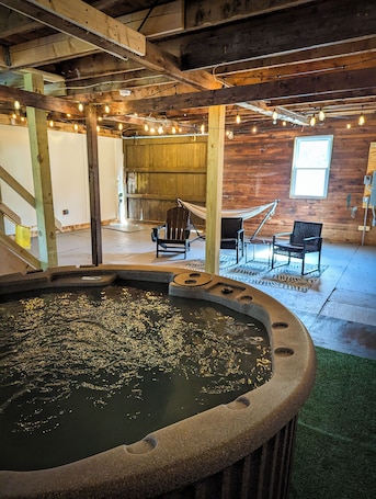 Terrace/patio. Rustic & Renovated Hot Tub/Game Room Sleeps 8ppl