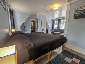 2 dormitorios, escritorio, tabla de planchar con plancha y cuna de viaje