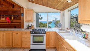 Maison, plusieurs lits, cheminée, vue océan | Cuisine privée