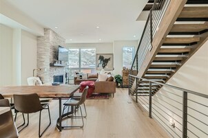 Casa, varias camas, balcón, vistas a la montaña | Restauración