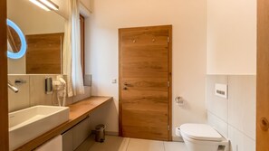 Een douche, een haardroger, een bidet, handdoeken