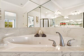 Apartment, Mehrere Betten, Terrasse, Gartenblick (Kings Hideaway ) | Badezimmer | Whirlpool, Haartrockner, Handtücher