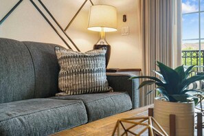 Condo, várias camas, varanda, vista para o jardim (Kings Hideaway ) | Área de estar | TV de tela plana 50 polegadas com canais digitais, lareira