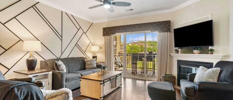 Appartement, Meerdere bedden, terras, uitzicht op tuin (Kings Hideaway ) | Woonruimte | Een 50-inch flatscreentelevisie met digitale zenders en een open haard