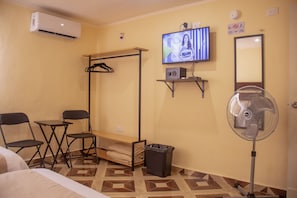 3 bedrooms, in-room safe, iron/ironing board, free WiFi