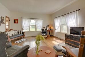 TV, books - Pet-Friendly Home: Patio & Yard in Sheldon (Sheldon)
