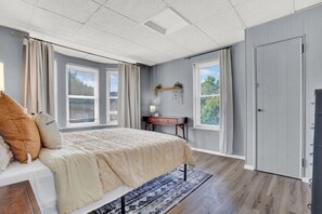 2 habitaciones, tabla de planchar con plancha, wifi y ropa de cama