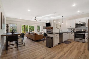 Condo, varias camas, balcón (Lakeview Penthouse) | Cocina privada | Cafetera y tetera 