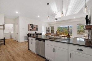 Condo, varias camas, balcón (Lakeview Penthouse) | Interior