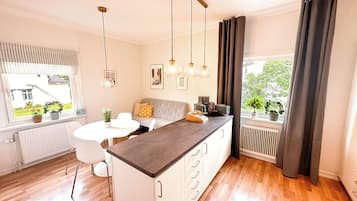 Lägenhet Deluxe | Eget kök | Mikrovågsugn, ugn, spishäll och kaffe- och tebryggare