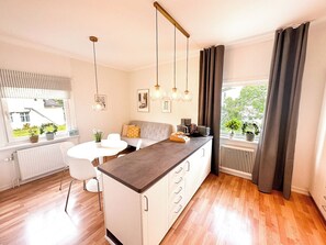 Deluxe Apartment | Private kitchen | Microwave, oven, stovetop, coffee/tea maker - Prinshöjden Hotel - Apartments & Villas (Katrineholm)