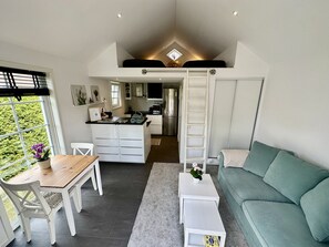 Villa superior, varias camas | 1 dormitorio, minibar, decoración individual y mobiliario individual