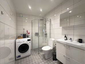 Vila luxo | Banheiro | Chuveiro, chuveiro com efeito de chuva, produtos de toalete grátis 