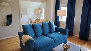 Leilighet – superior | Oppholdsområde | Smart-TV, Netflix, leker og strømmetjenester