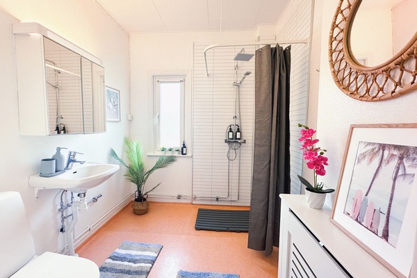 Appartement Deluxe | Salle de bain | Douche, douche cascade, articles de toilette (gratuits)