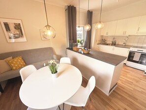 Deluxe-lejlighed | Privat køkken | Mikrobølgeovn, ovn, kogeplade, kaffe-/temaskine