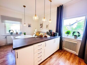 Deluxe-lejlighed | Privat køkken | Mikrobølgeovn, ovn, kogeplade, kaffe-/temaskine