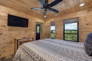 Room - Pet Friendly Cabin Hot Tub, Games & Fishing Pond (Sevierville)