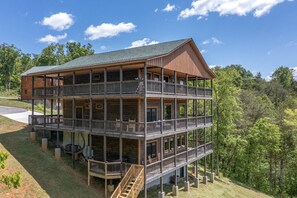 Exterior - Pet Friendly Cabin Hot Tub, Games & Fishing Pond (Sevierville)