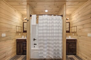 Cabin, nhiều giường, bồn tắm nước nóng, quang cảnh núi (Lion's Landing) | Phòng tắm | Máy sấy tóc, khăn tắm, giấy vệ sinh 