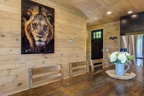 Cabin, nhiều giường, bồn tắm nước nóng, quang cảnh núi (Lion's Landing) | Khu vực ăn uống tại phòng