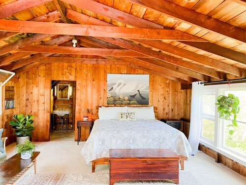 Cozy cottage surrounded by nature - 5 min to town and beaches