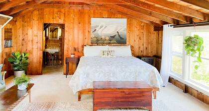 Cozy cottage surrounded by nature - 5 min to town and beaches