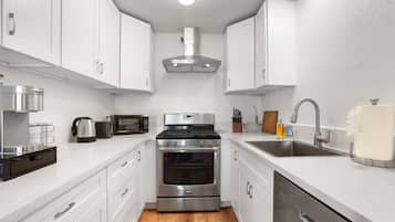 Condo, Multiple Beds, Balcony, Mountain View (Mile High Mountain) | Private kitchen | Fridge, microwave, oven, stovetop