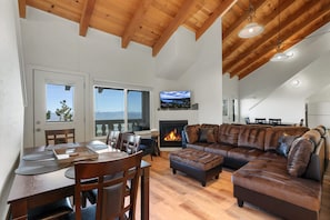 Living area - Mile High Mountain - Carson Valley Views (Stateline)