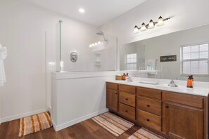 Condo, Multiple Beds, Balcony (Lakefront Sanctuary II ) | Bathroom