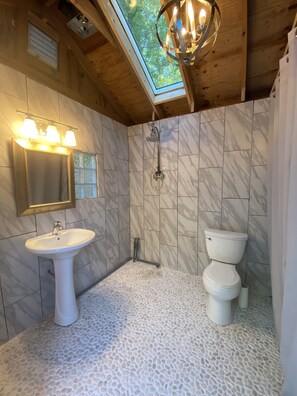 Shower, jetted tub, hair dryer, towels - Saltwater Pool, Completely Private, 10 minutes to beaches, 15 minutes to Newport (South Kingstown)