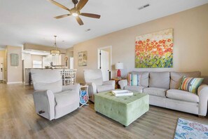 Condo, Plusieurs lits, balcon (Lakefront Sanctuary Duo) | Aire de séjour | Téléviseur à écran plat de 42 po avec télévision numérique, foyer