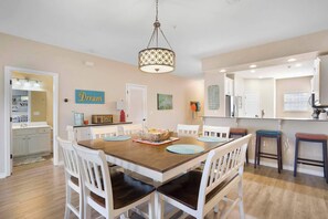 Condo, Plusieurs lits, balcon (Lakefront Sanctuary Duo) | Restauration