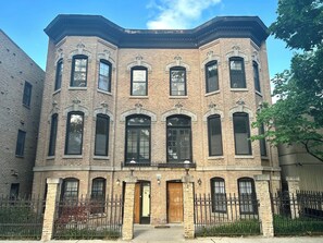 Exterior - Charming 2 BR apartment near Lincoln Park zoo in historic building (Chicago)