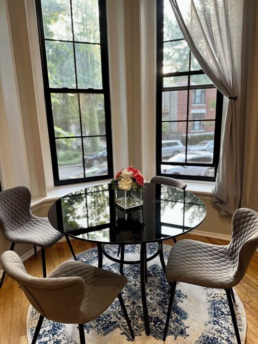 Charming 2 BR apartment near Lincoln Park zoo in historic building