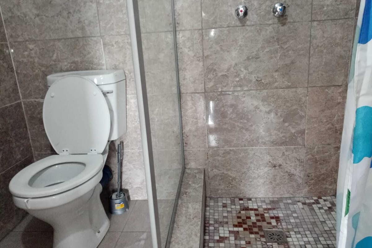 Shower, rainfall showerhead, free toiletries, bathrobes