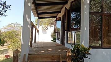 Chambre Double Lune de Miel, 1 trÚs grand lit, vue montagne | Coin séjour