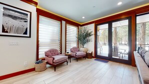 Interior - Obsidian Dreaming - On the Sierra Star Golf Course (Mammoth Lakes)