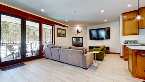 Casa, varias camas, patio, vista a la montaña (Obsidian Dreaming) | Área de sala de estar | Chimenea 